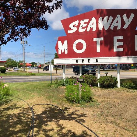 Seaway Motel Roosevelt Park Bagian luar foto