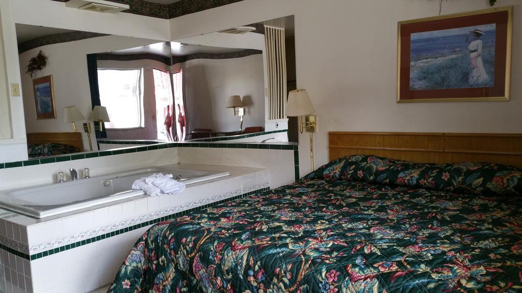 Seaway Motel Roosevelt Park Bagian luar foto