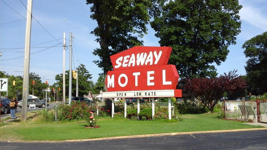 Seaway Motel Roosevelt Park Bagian luar foto