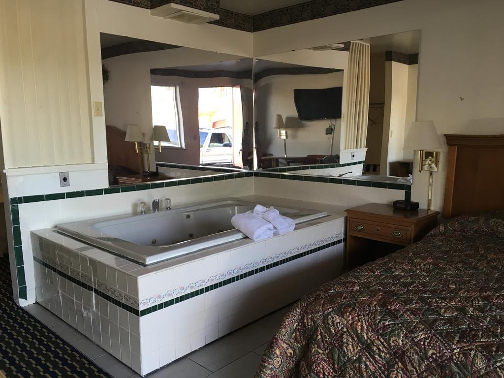 Seaway Motel Roosevelt Park Bagian luar foto