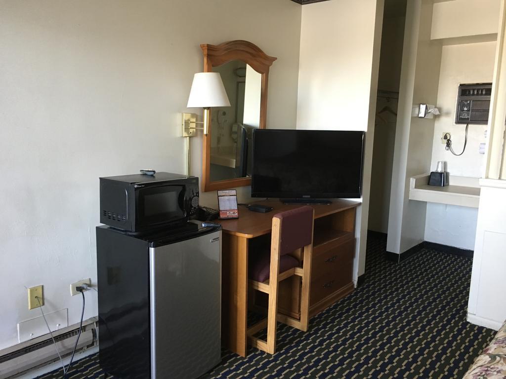 Seaway Motel Roosevelt Park Bagian luar foto