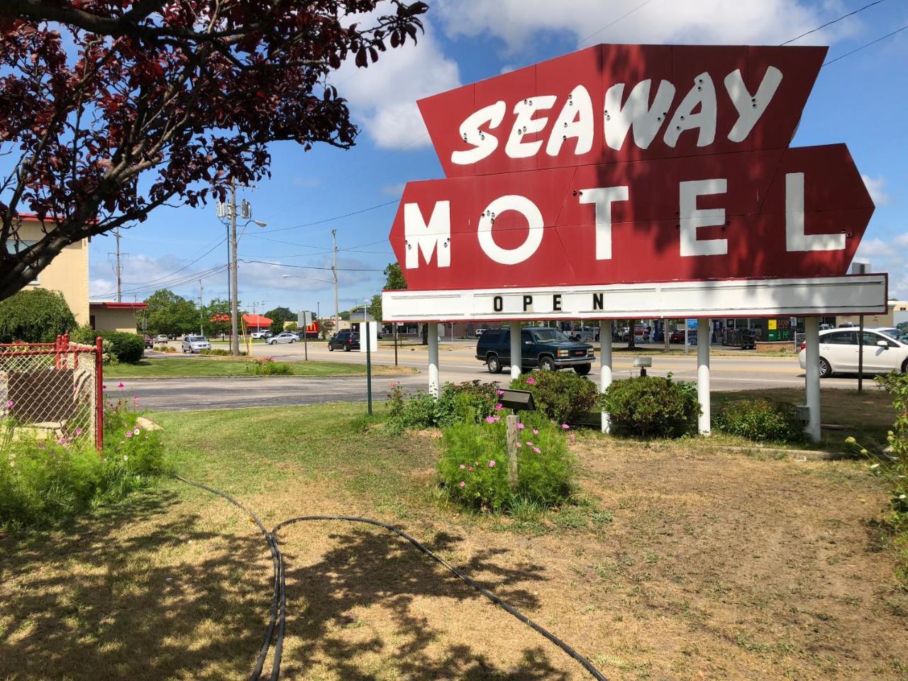Seaway Motel Roosevelt Park Bagian luar foto