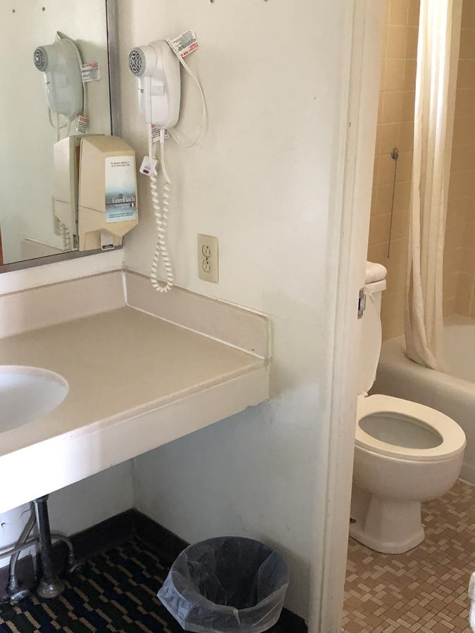 Seaway Motel Roosevelt Park Bagian luar foto