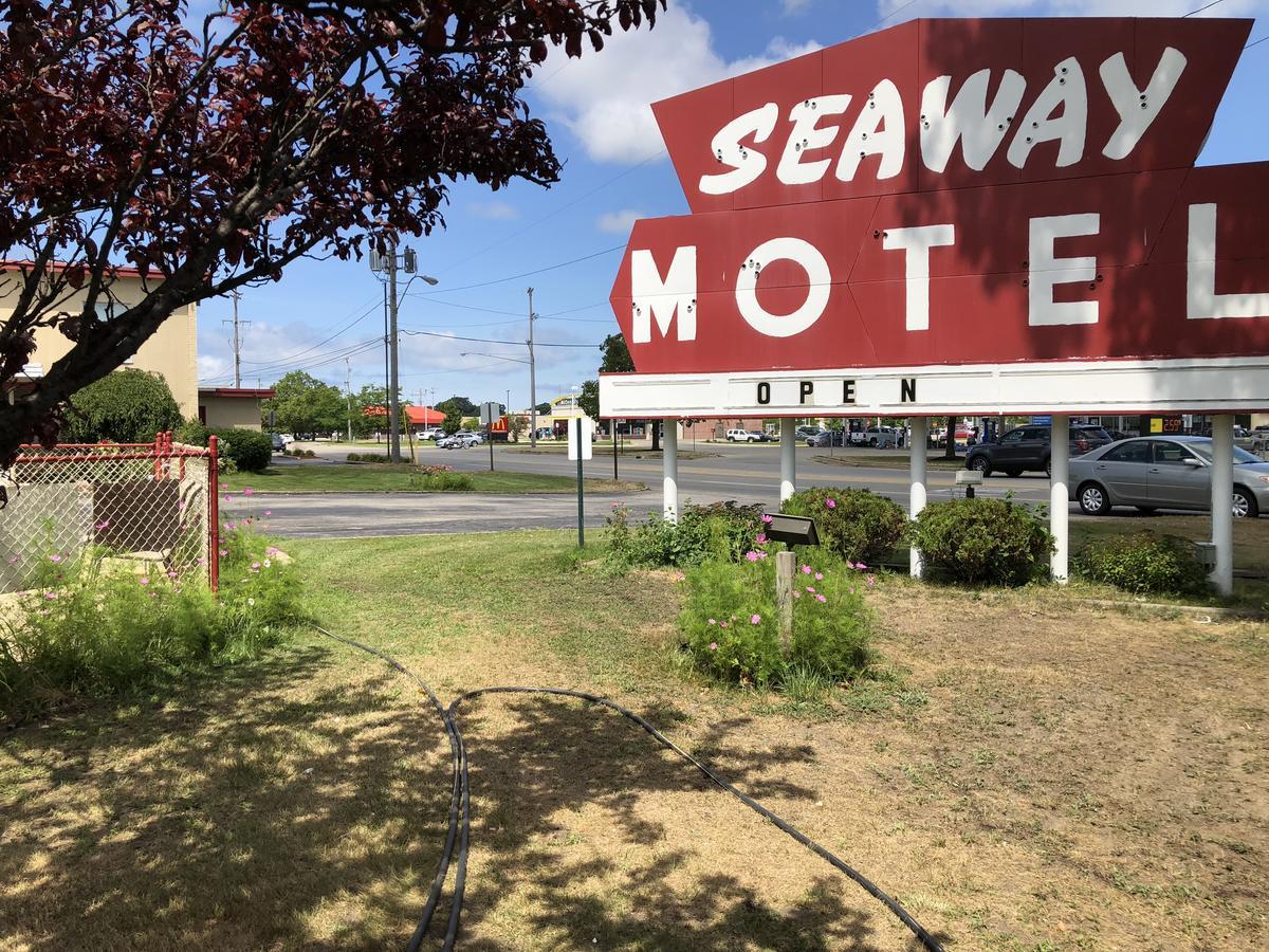Seaway Motel Roosevelt Park Bagian luar foto