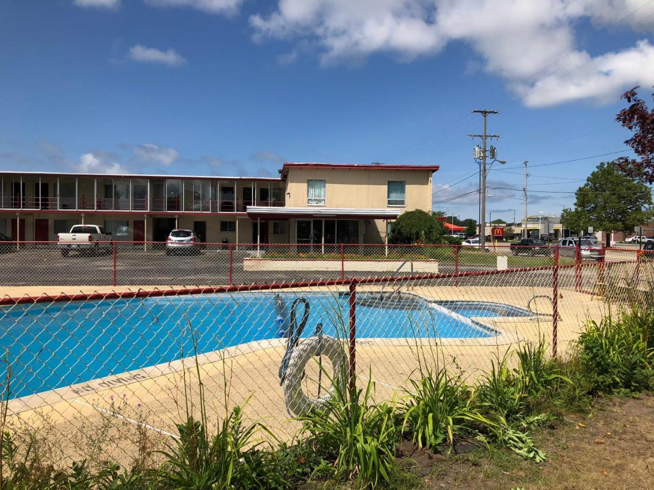 Seaway Motel Roosevelt Park Bagian luar foto