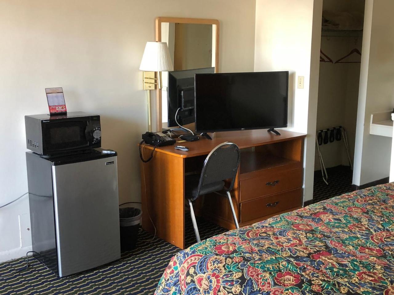 Seaway Motel Roosevelt Park Bagian luar foto