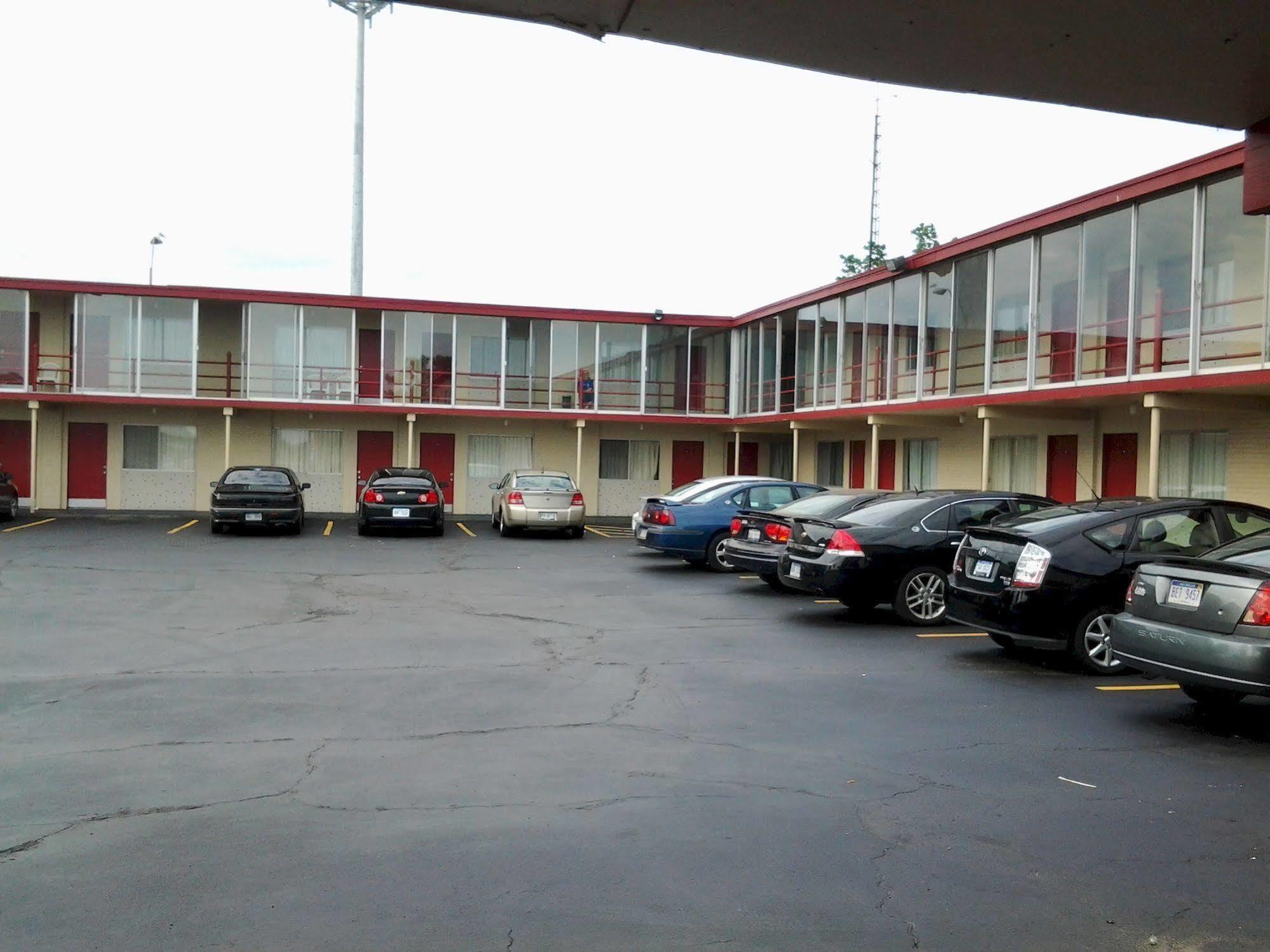 Seaway Motel Roosevelt Park Bagian luar foto