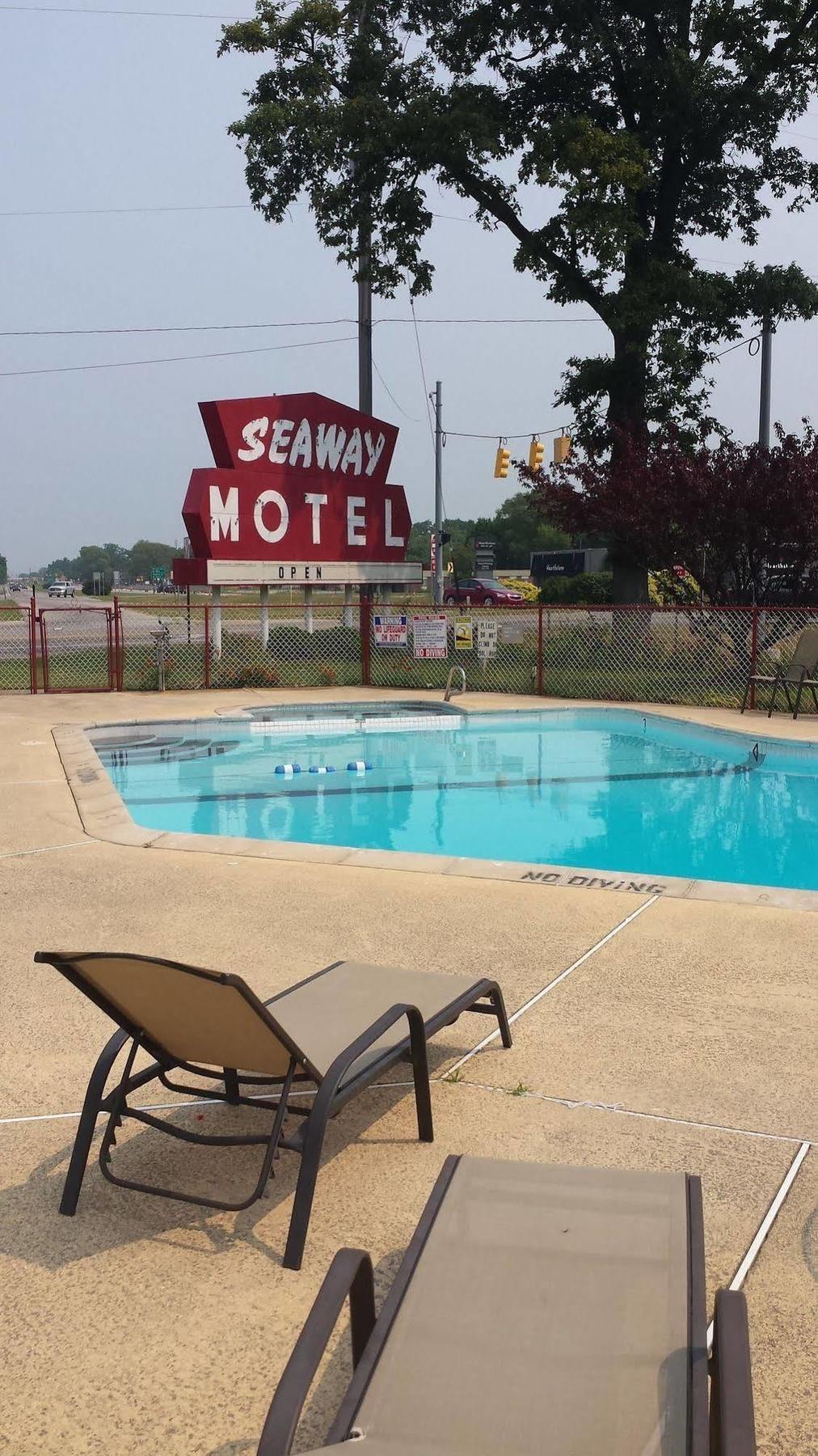 Seaway Motel Roosevelt Park Bagian luar foto