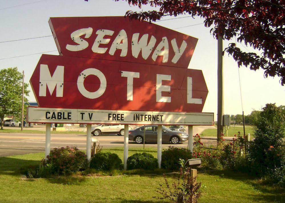 Seaway Motel Roosevelt Park Bagian luar foto