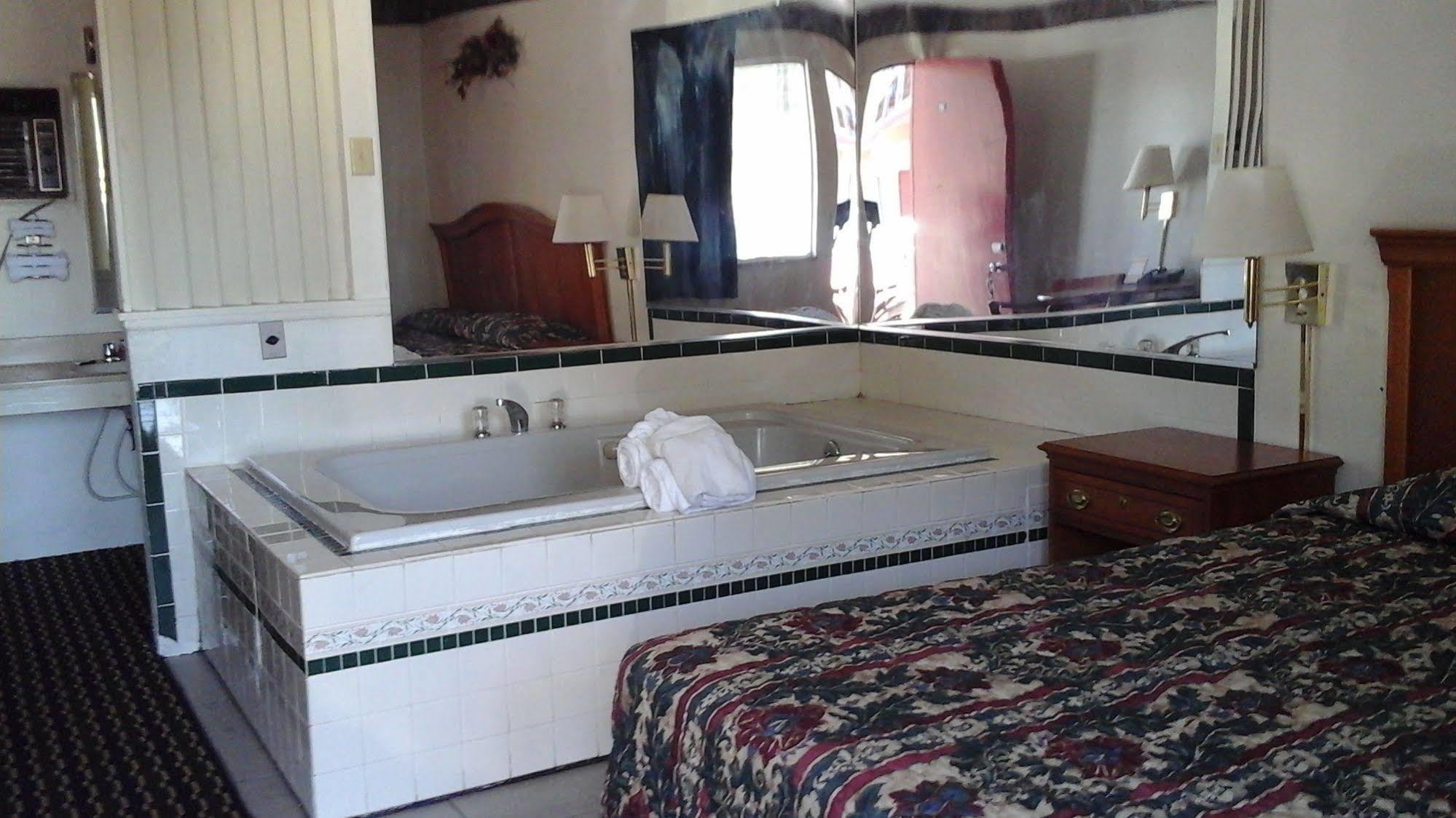 Seaway Motel Roosevelt Park Bagian luar foto