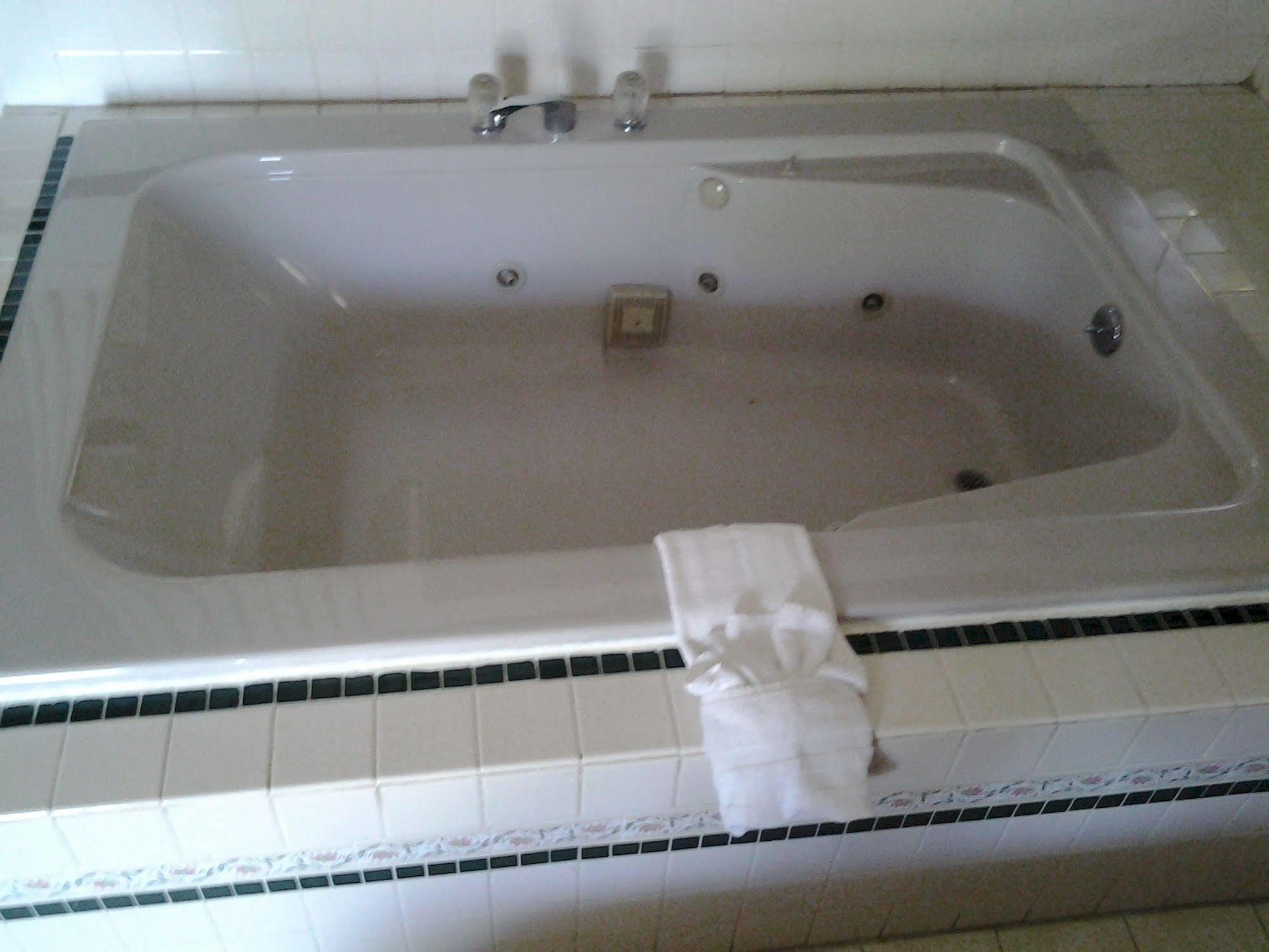 Seaway Motel Roosevelt Park Bagian luar foto