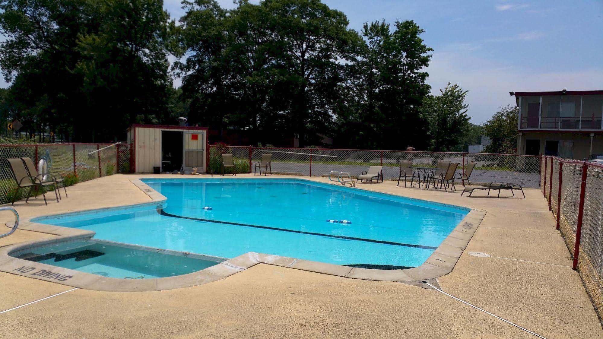 Seaway Motel Roosevelt Park Bagian luar foto