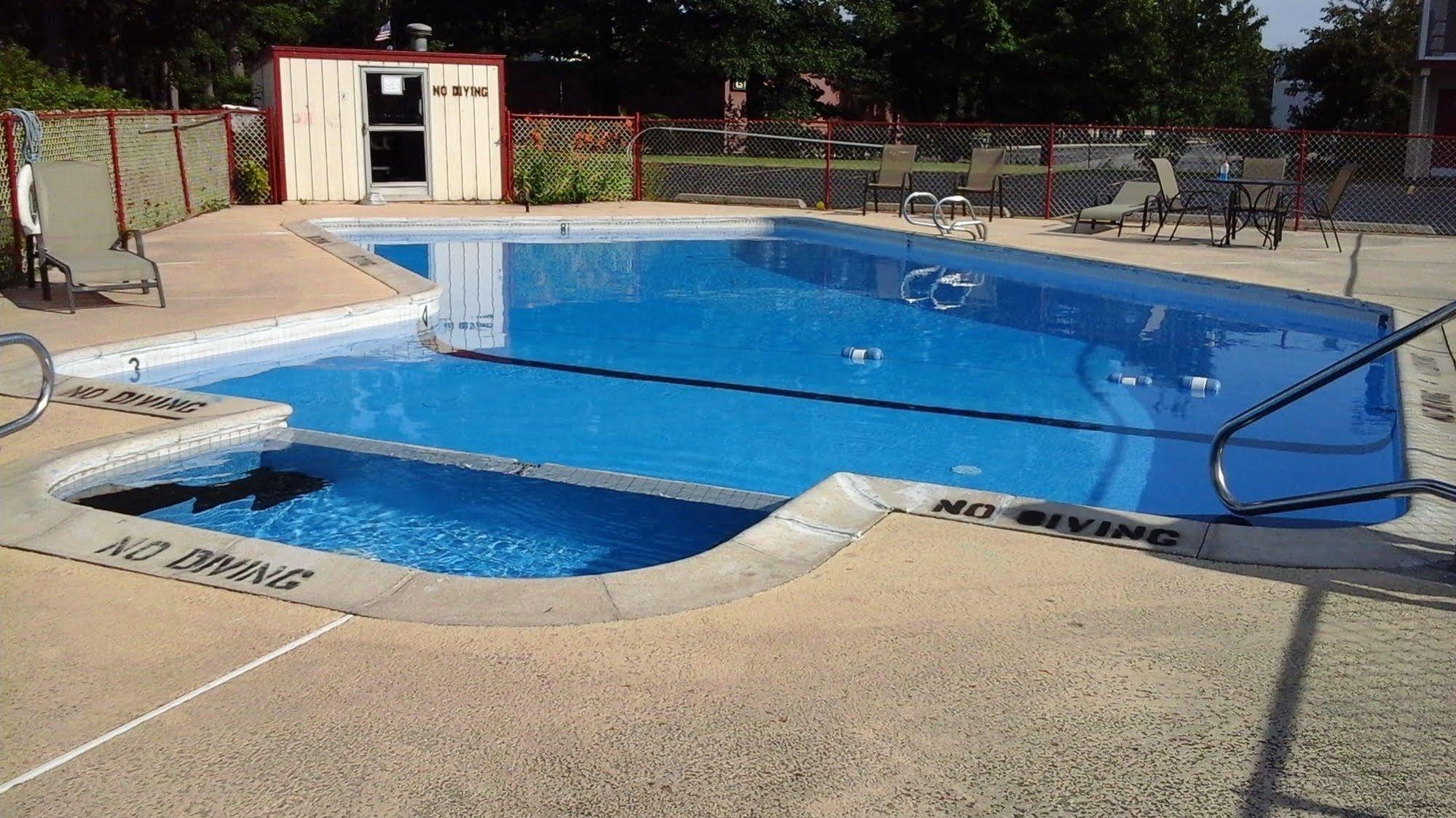 Seaway Motel Roosevelt Park Bagian luar foto
